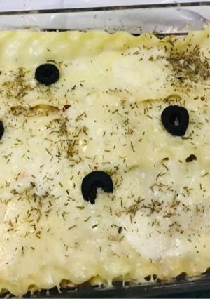 A picture of Lasagna with meat sauce.