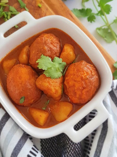 A picture of Potato and Eggs Curry.