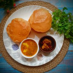 A picture of Aloo puri.