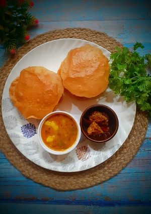 A picture of Aloo puri.