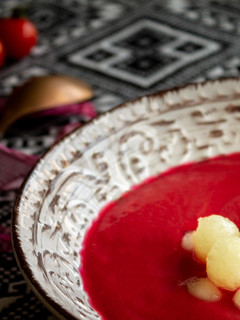 Una foto de Gazpacho de remolacha y perlas de melón