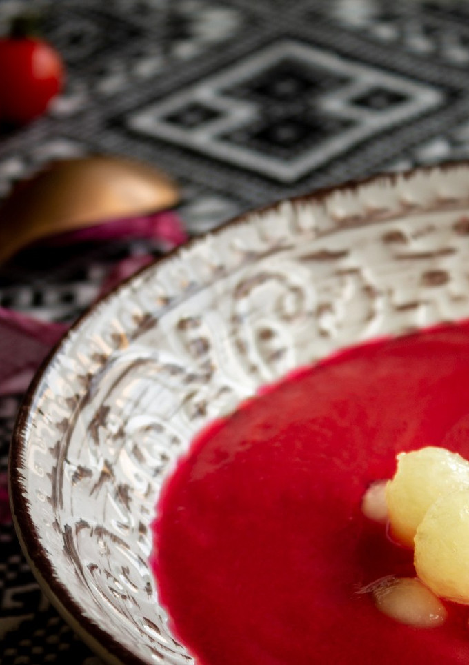 Una foto de Gazpacho de remolacha y perlas de melón