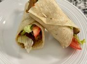 Una foto de wraps pollo aguacate
