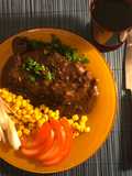 Bifes de chorizo con salsa Malbec en olla de hierro