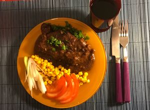 Una foto de Bifes de chorizo con salsa Malbec en olla de hierro