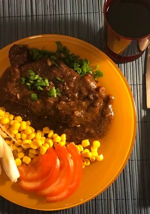 Una foto de Bifes de chorizo con salsa Malbec en olla de hierro