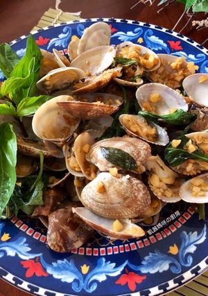 A picture of Clams with Basil and Rice Wine.