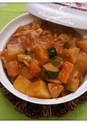 Hình của món Gà nấu cà ri đỏ (red curry).