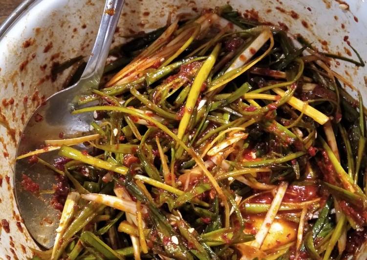 Cara Gampang Menyiapkan Korean green onion/leek salad ala Maangchi yang Menggugah Selera
