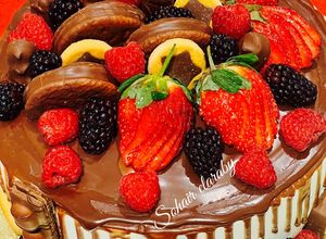 صورة لوصفة كيك الفواكه والشوكليت🍓🍒🫐🍫🍫🎂🎂🎂🎂🎂🍫🍫🍫🍓🍓🫐🍒