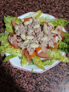 Una foto de Ensalada de almendras, atún y surimi