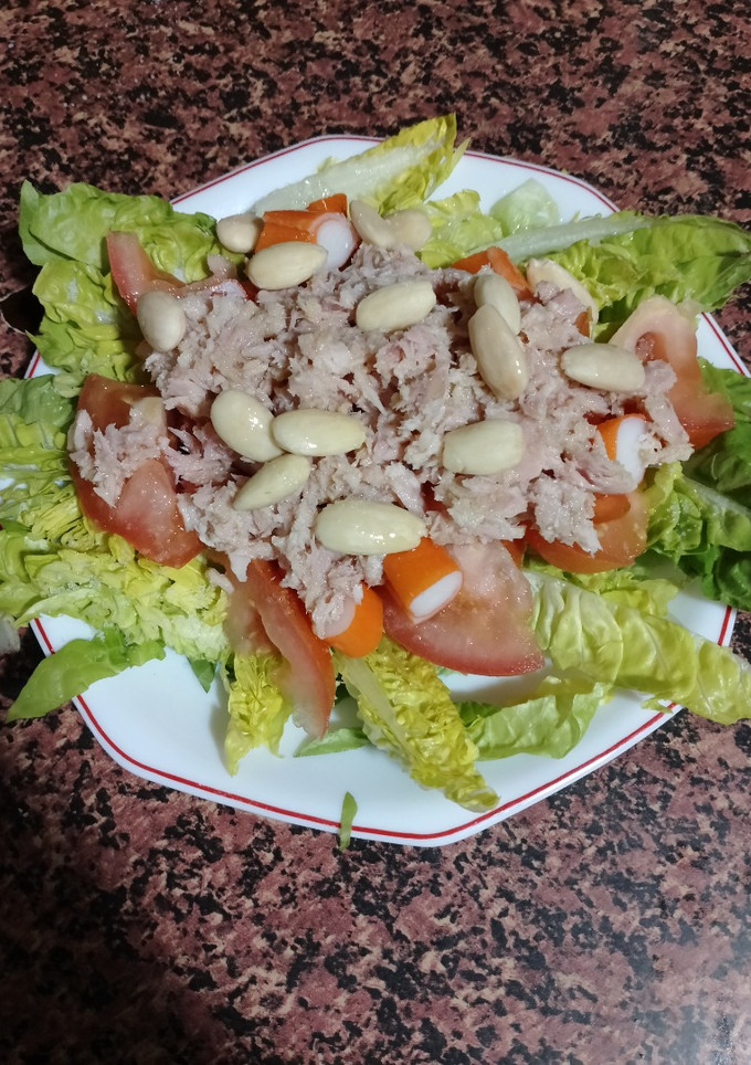 Una foto de Ensalada de almendras, atún y surimi