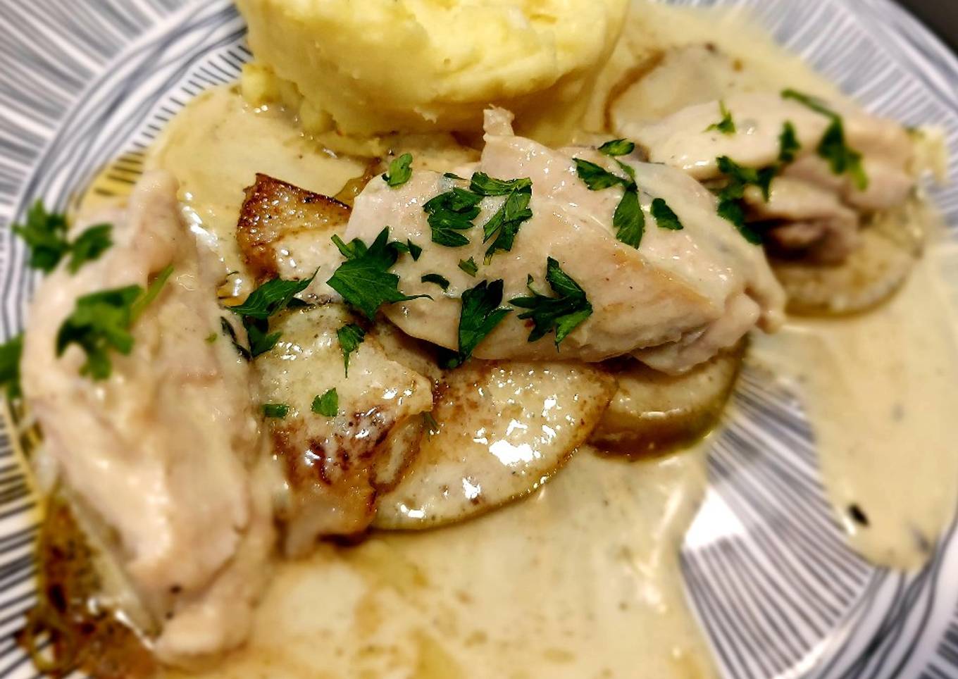 Solomillos de pollo con salsa de roquefort y vino blanco