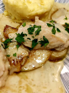 Una foto de Solomillos de pollo con salsa de roquefort y vino blanco