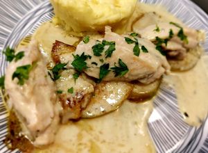 Foto principal de Solomillos de pollo con salsa de roquefort y vino blanco
