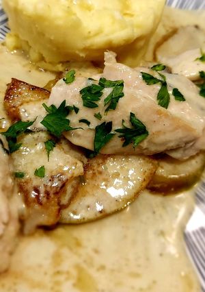 Una foto de Solomillos de pollo con salsa de roquefort y vino blanco