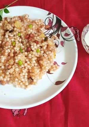 સાબુદાણા ની ખીચડી (Sabudana Khichdi Recipe In Gujarati) રેસીપી મુખ્ય ફોટો