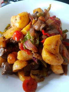 A picture of Potatoes in kidney sauce.