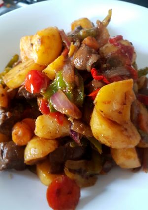 A picture of Potatoes in kidney sauce.
