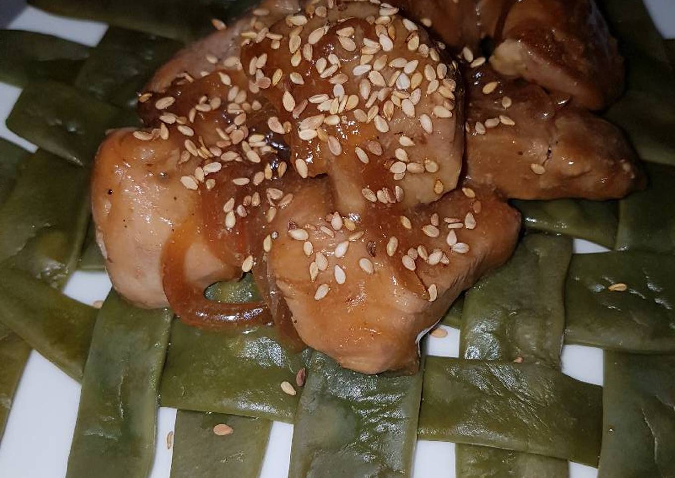 Pollo teriyaki sobre judías