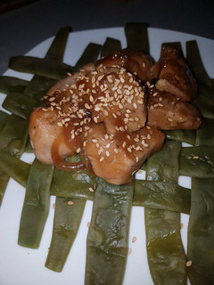 Una foto de Pollo teriyaki sobre judías