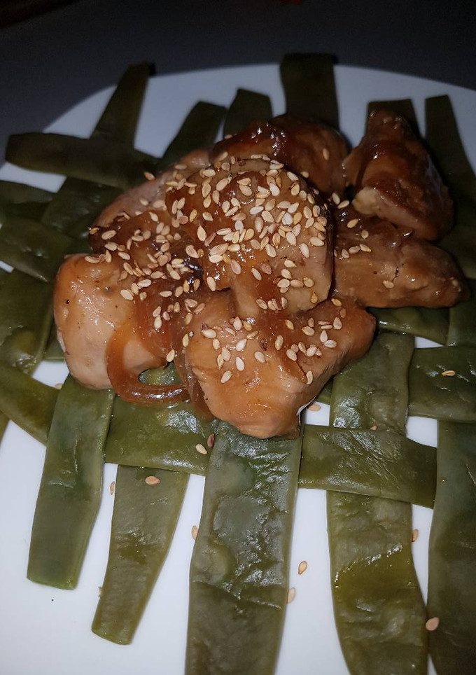 Una foto de Pollo teriyaki sobre judías