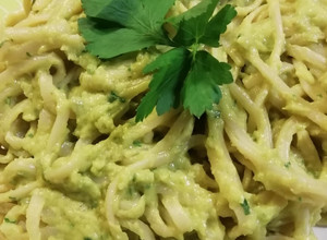 Una foto de Pasta con salsa de palta 🥑