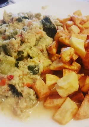 Una foto de Guiso de zapallos italianos con papas fritas