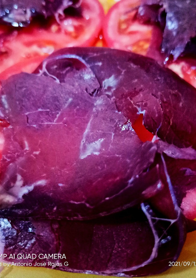Una foto de Tomate con cecina de vaca 😋😋