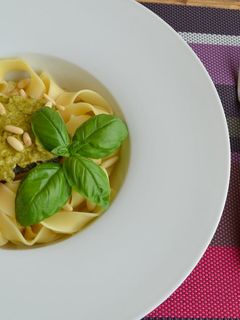 Una foto de Tagliatelle con merluza y salsa pesto