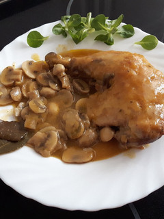 Una foto de Muslos de pollo guisado