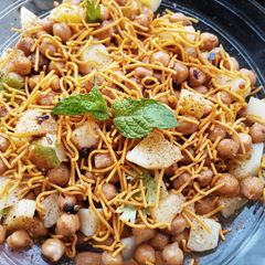 A picture of Manchurian chana chaat:.