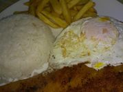 Una foto de guarnición para milanesa de pescado