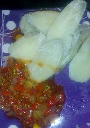 A picture of Sweet petatoes and sauce.