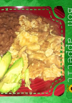 Una foto de Huevos en salsa con frijoles refritos al chipotle 🌻