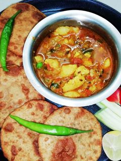 मटर की कचौड़ी और आलू की सब्जी (Matar ki kachori aur aloo ki sabzi recipe in Hindi) रेसिपी मुख्य फोटो