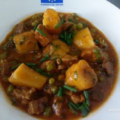 A picture of Beef and matoke mix.