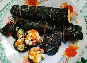 Hình của món Kimbap eat clean nhiều rau củ ít cơm ♥️♥️♥️.