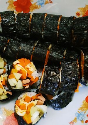 Hình của món Kimbap eat clean nhiều rau củ ít cơm ♥️♥️♥️.