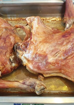 Una foto de Cordero lechal asado