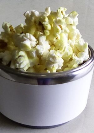 A picture of Salty turmeric popcorn.
