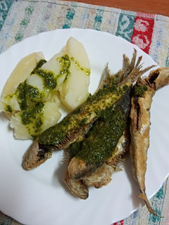 Una foto de Sardinas fritas con papas y mojo verde