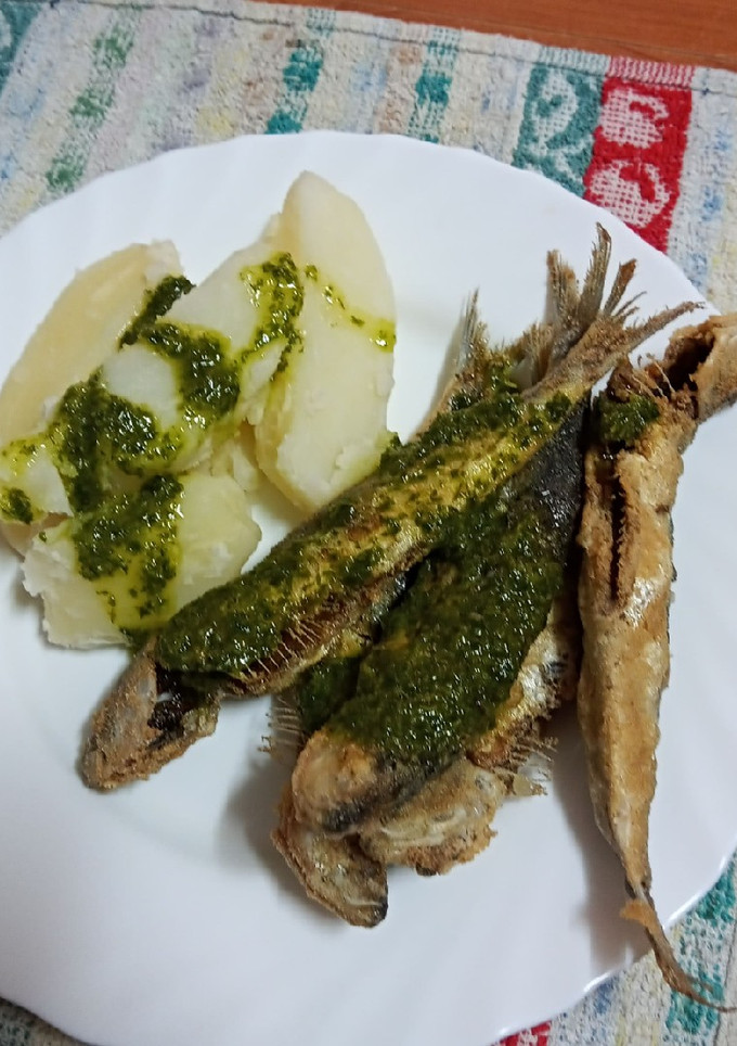 Una foto de Sardinas fritas con papas y mojo verde