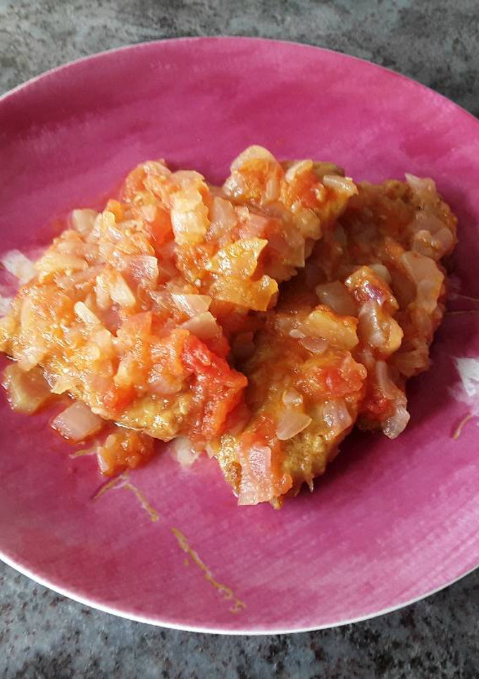 Una foto de Morro de bonito del norte en salsa de tomate