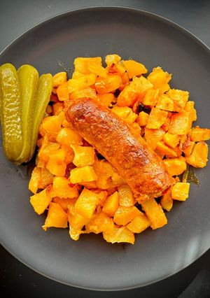 Sült kolbász tepsis krumplival recept fotója