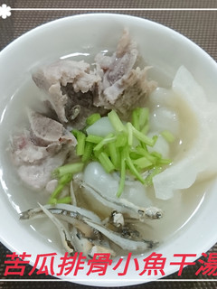 苦瓜排骨小魚干湯(簡單料理) 的食譜成品照片