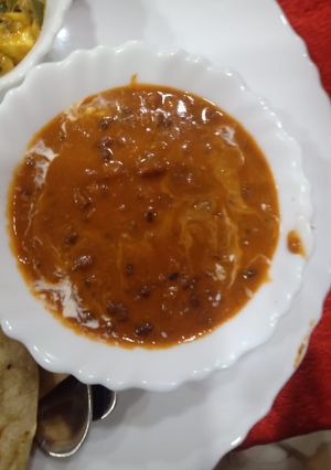 A picture of Dall makhni.