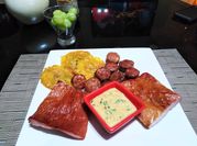 Una foto de cena con cecina