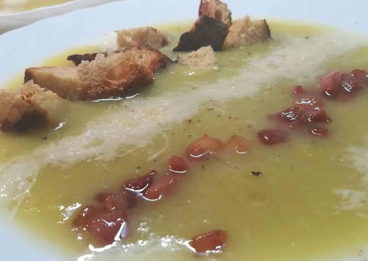 Easiest Way to Prepare Fatto in casa super veloce Vellutata di porri e patate con crostini e pancetta croccante 😋