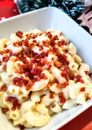 Sajtszószos tészta pirított baconnel recept fotója
